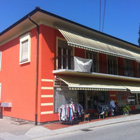 Edificio commerciale tinteggiato