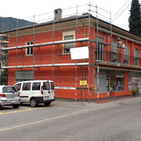 Lavori di tinteggiatura esterna di un edificio commerciale