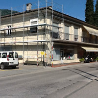 negozio coperto di impalcature