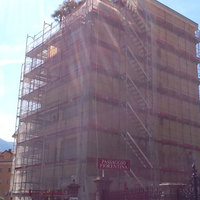 Palazzina privata coperta di impalcature