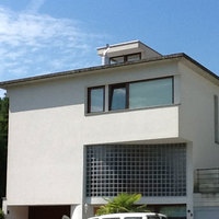 Facciata di una casa tinteggiata